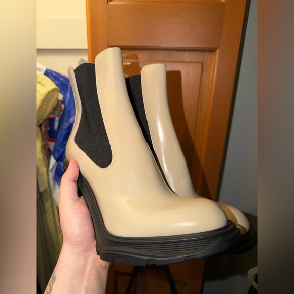✨SALEEEE✨ Alexander McQueen Leather Chelsea Block-Heel Booties - Picture 14 of 16